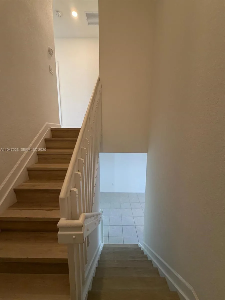 909 NE 211th St, Miami, FL 33179 photo 12