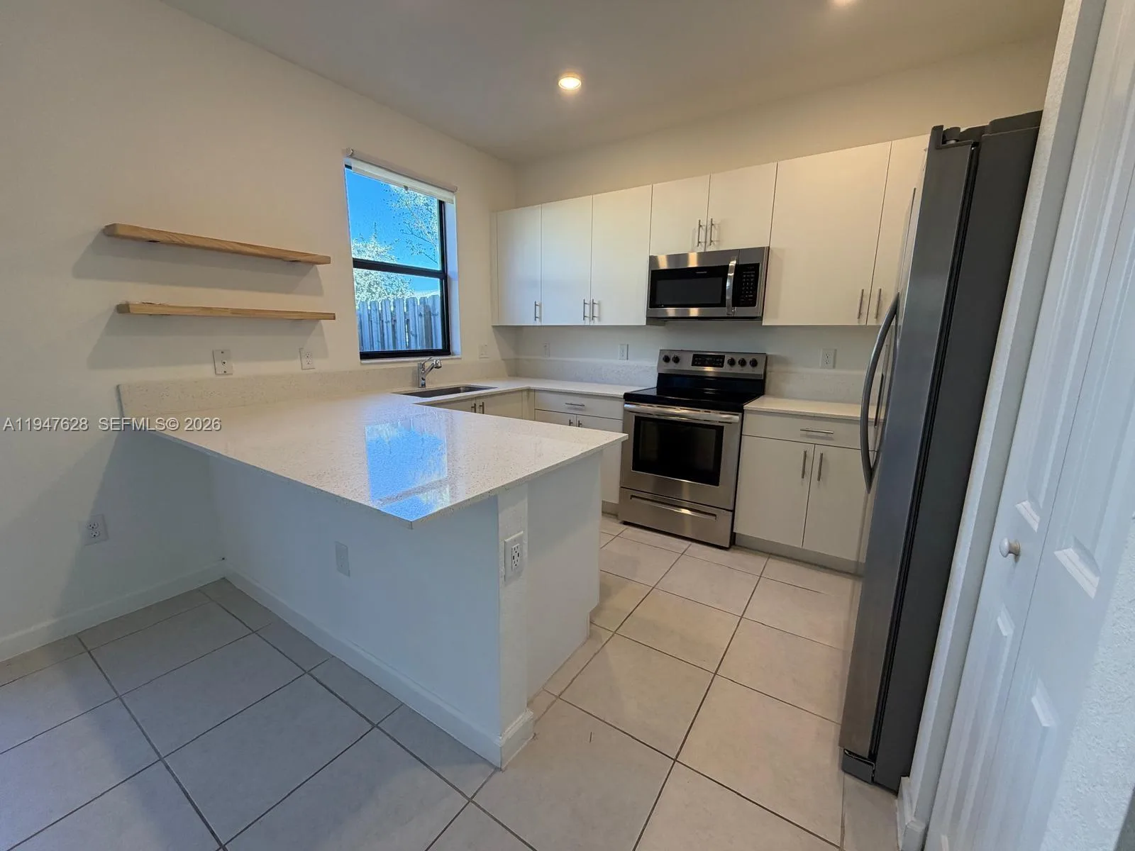 909 NE 211th St, Miami, FL 33179 photo 4