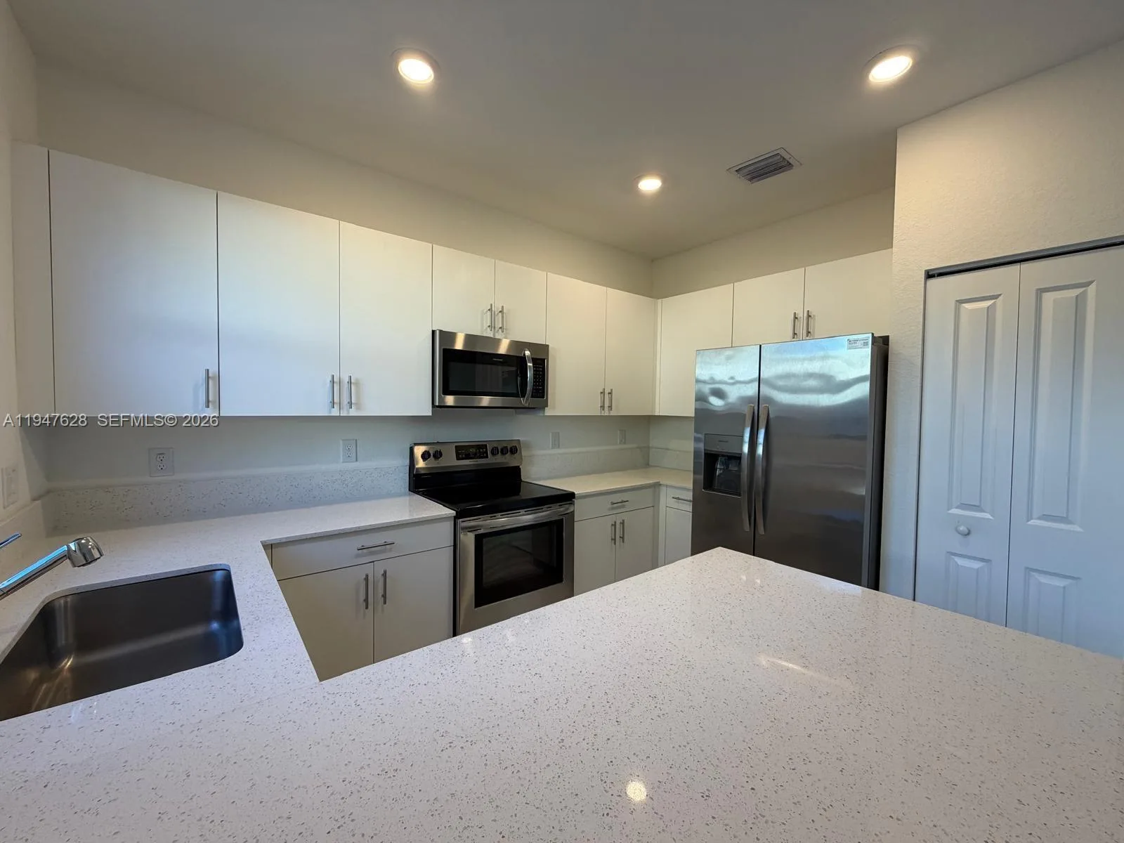 909 NE 211th St, Miami, FL 33179 photo 6