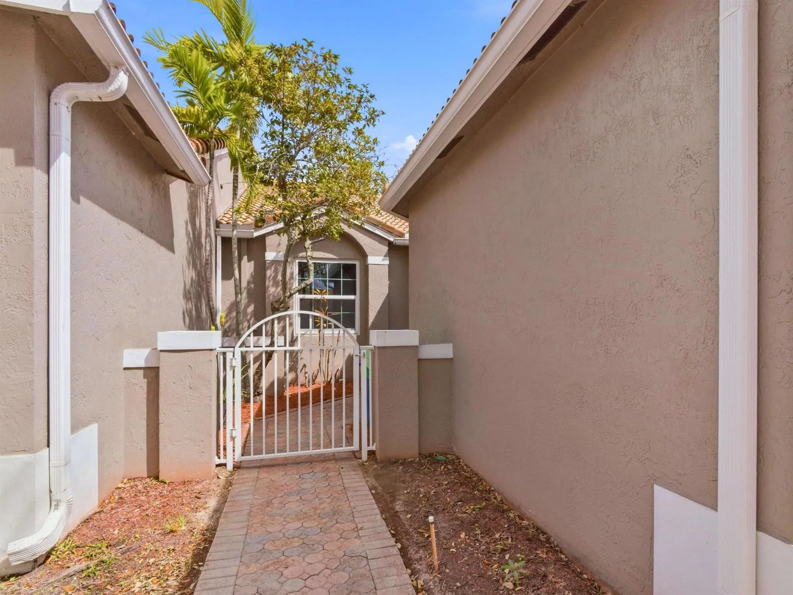2920 E ARAGON Boulevard # 3, Sunrise, FL 33313 photo 2