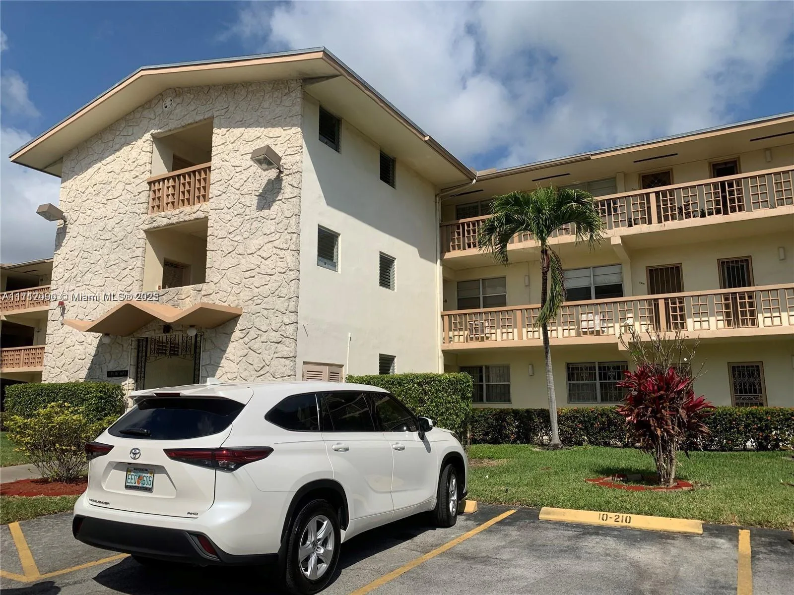 1395 NE 167th St # 209, Miami, FL 33162 photo 4