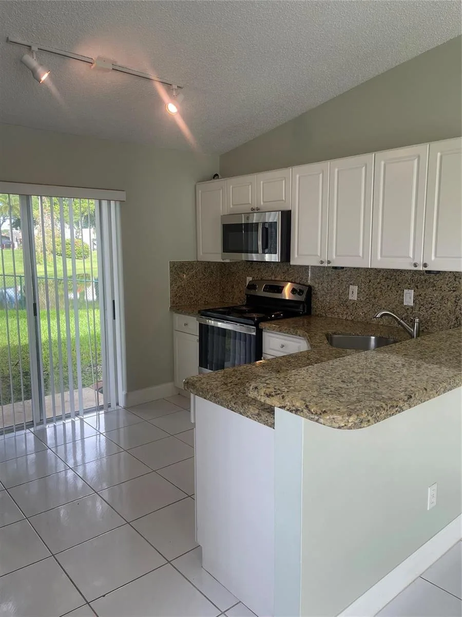 1810 SW 114th Terrace, Miramar, FL 33025 photo 4