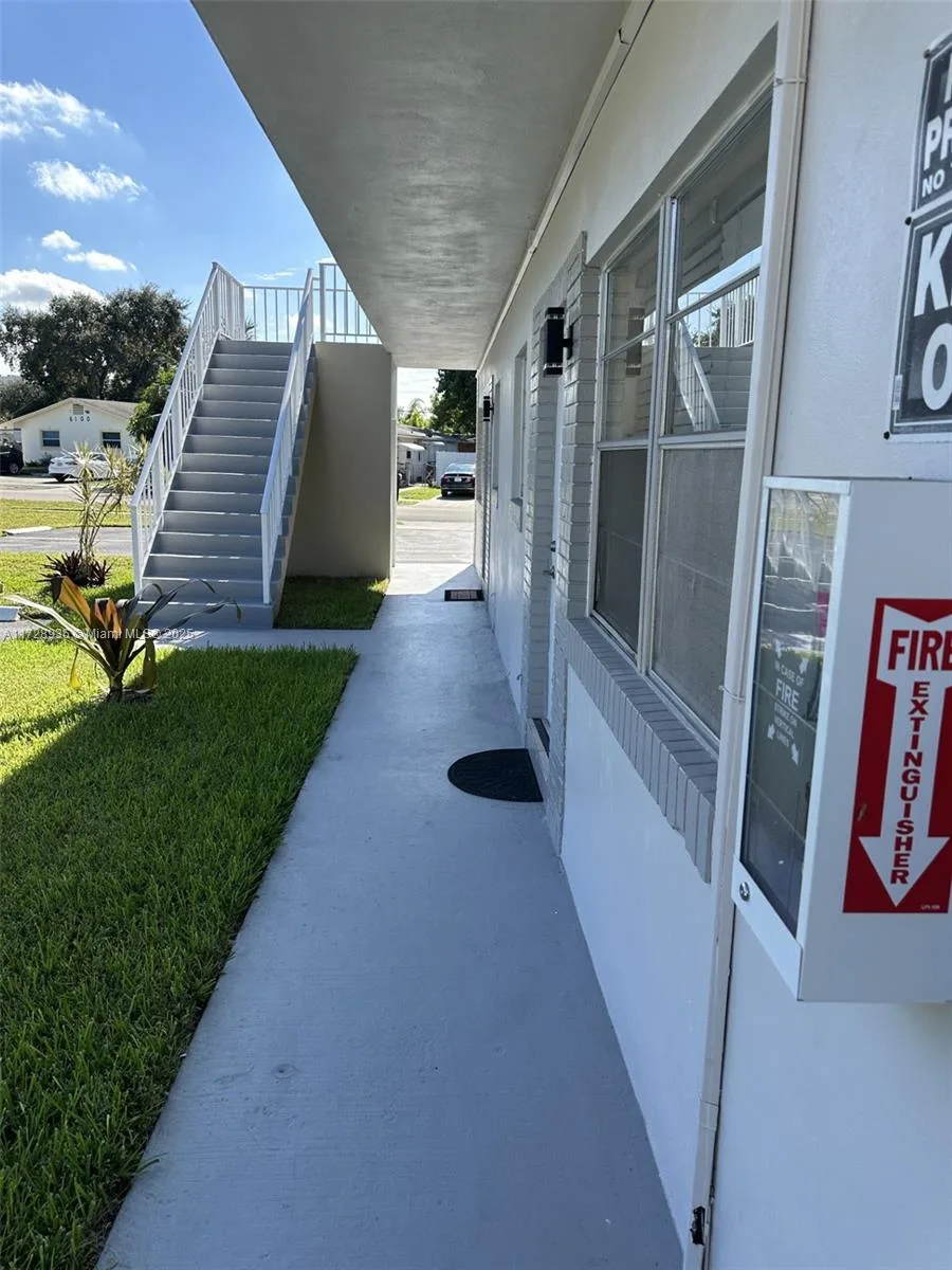 6101 Garfield St, Hollywood, FL 33024 photo 2