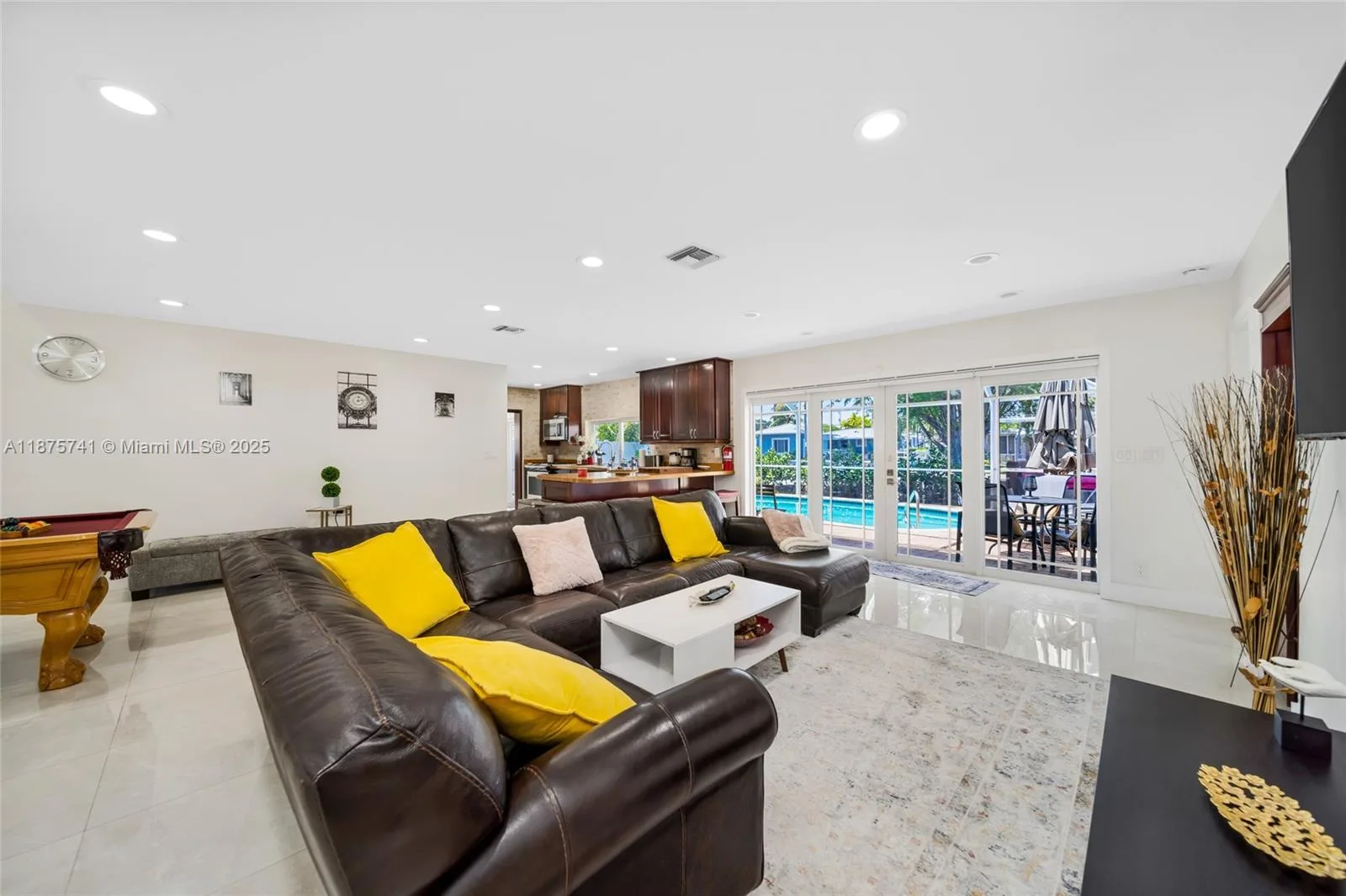 31 SE 12th St, Pompano Beach, FL 33060 photo 2