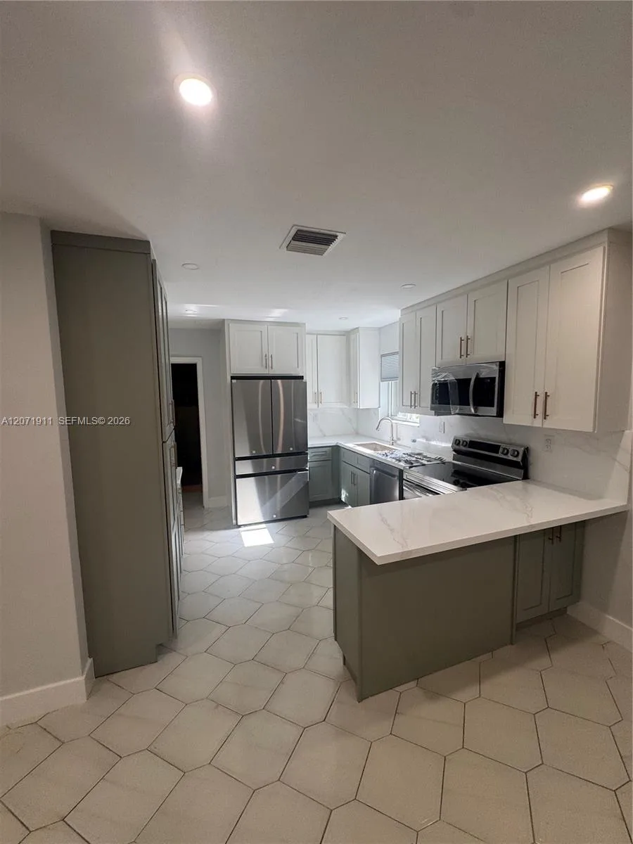 3160 NW 3rd St, Miami, FL 33125 photo 6