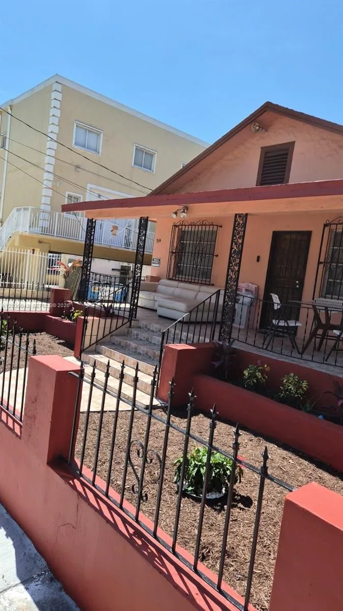 934 SW 3rd St, Miami, FL 33130
