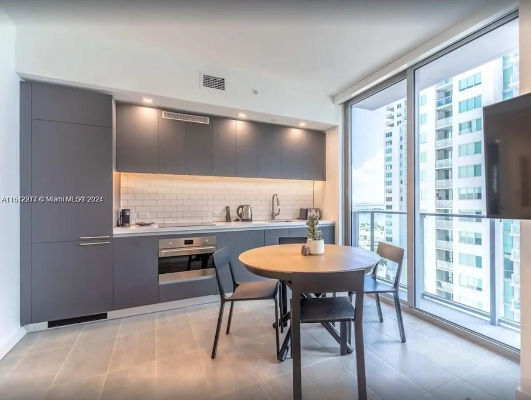 227 NE 2nd St # 2112, Miami, FL 33132 photo 2