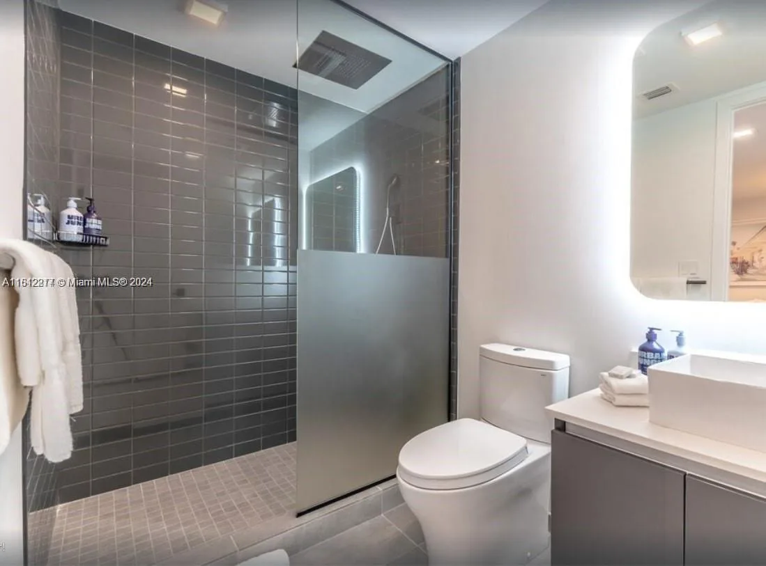 227 NE 2nd St # 2112, Miami, FL 33132 photo 8