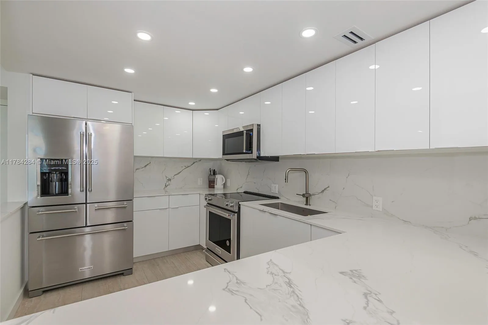 100 Bayview Dr # 825, Sunny Isles Beach, FL 33160 photo 11