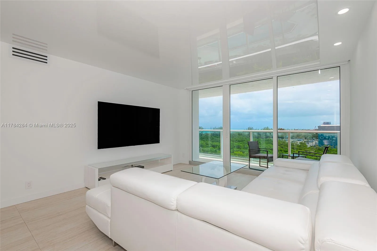 100 Bayview Dr # 825, Sunny Isles Beach, FL 33160 photo 3