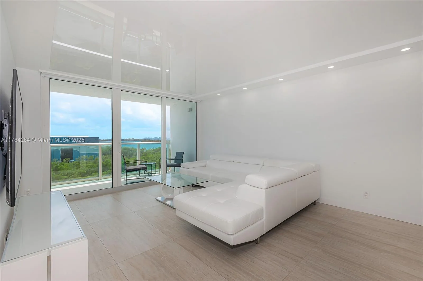 100 Bayview Dr # 825, Sunny Isles Beach, FL 33160 photo 4