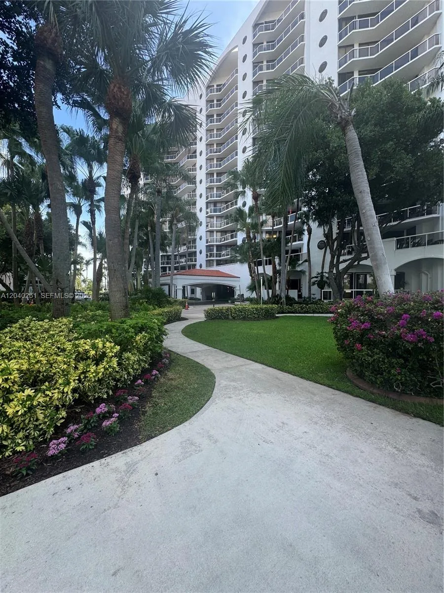3610 Yacht Club Dr # 215, Aventura, FL 33180