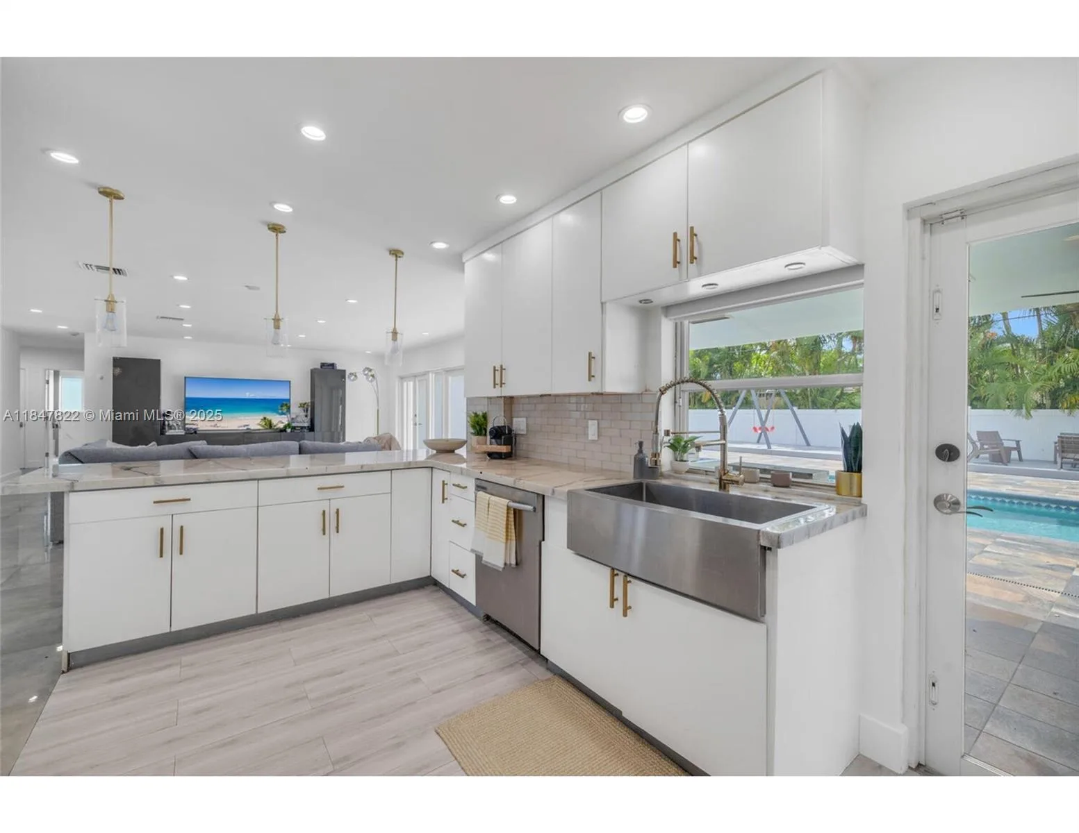 19810 NE 22nd av, Miami, FL 33180 photo 12