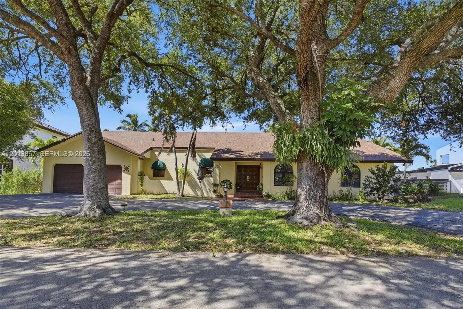7200 N Oakmont Dr, Hialeah, FL 33015