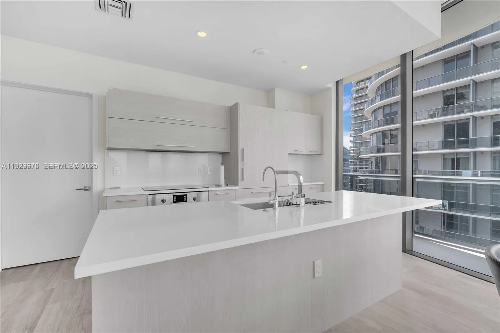 55 SW 9th St # 4403, Miami, FL 33130 photo 10