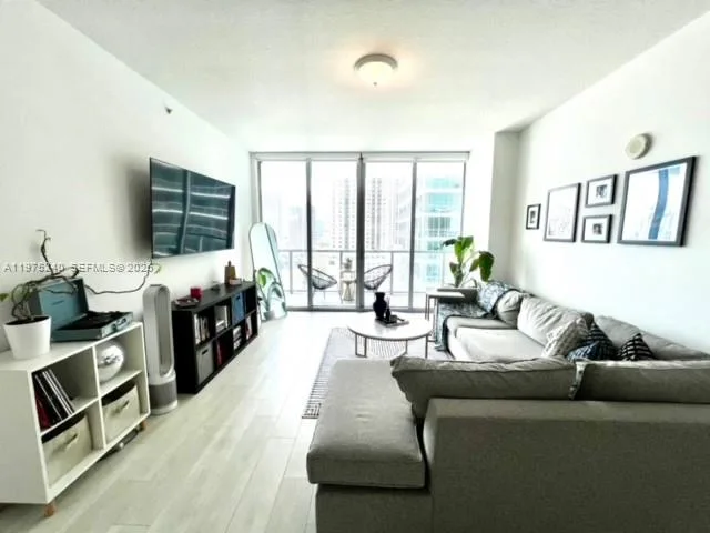 79 SW 12th St # 2010, Miami, FL 33130 photo 3