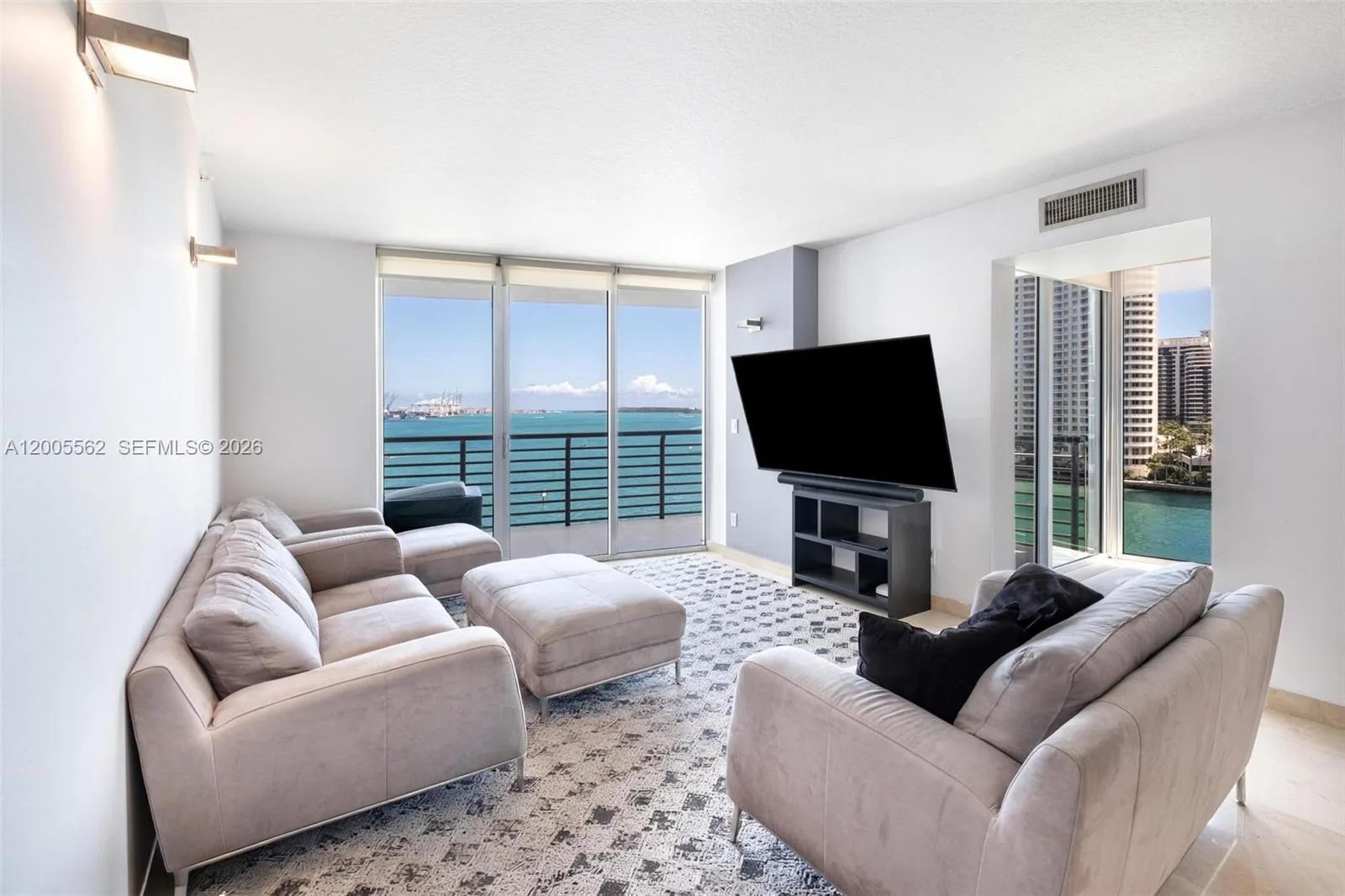 325 S Biscayne Blvd # 823, Miami, FL 33131