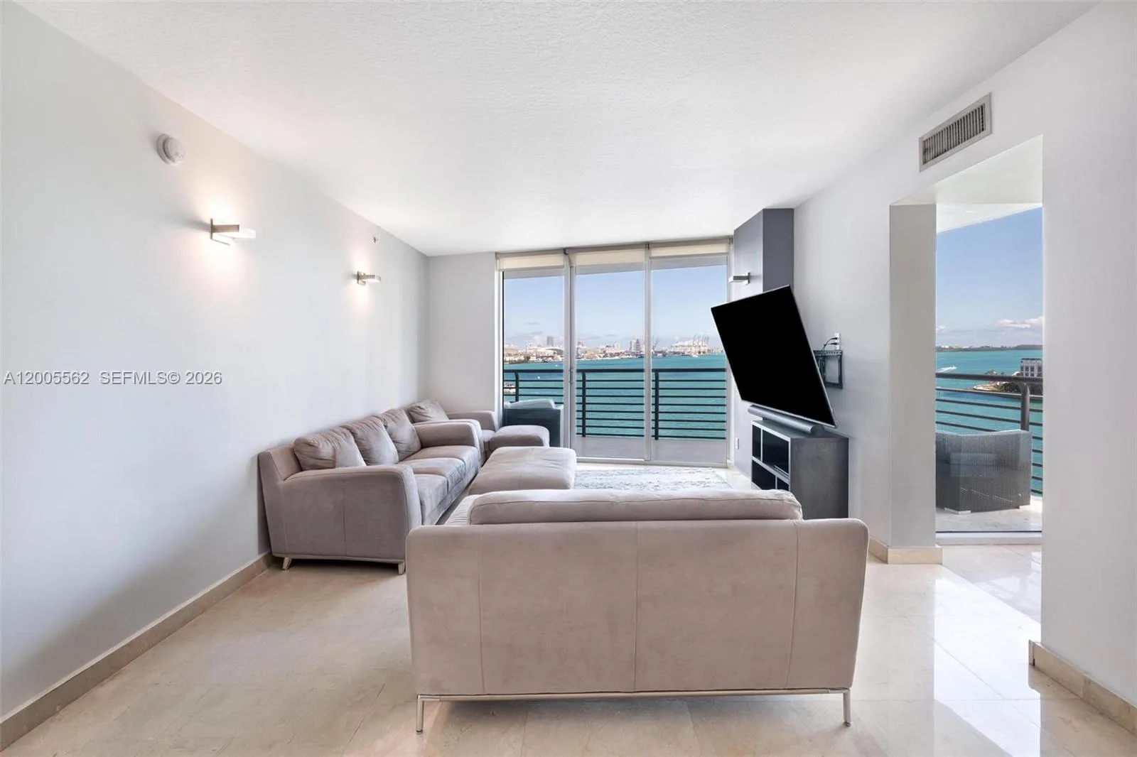 325 S Biscayne Blvd # 823, Miami, FL 33131 photo 3