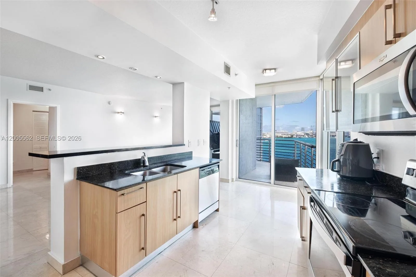 325 S Biscayne Blvd # 823, Miami, FL 33131 photo 6
