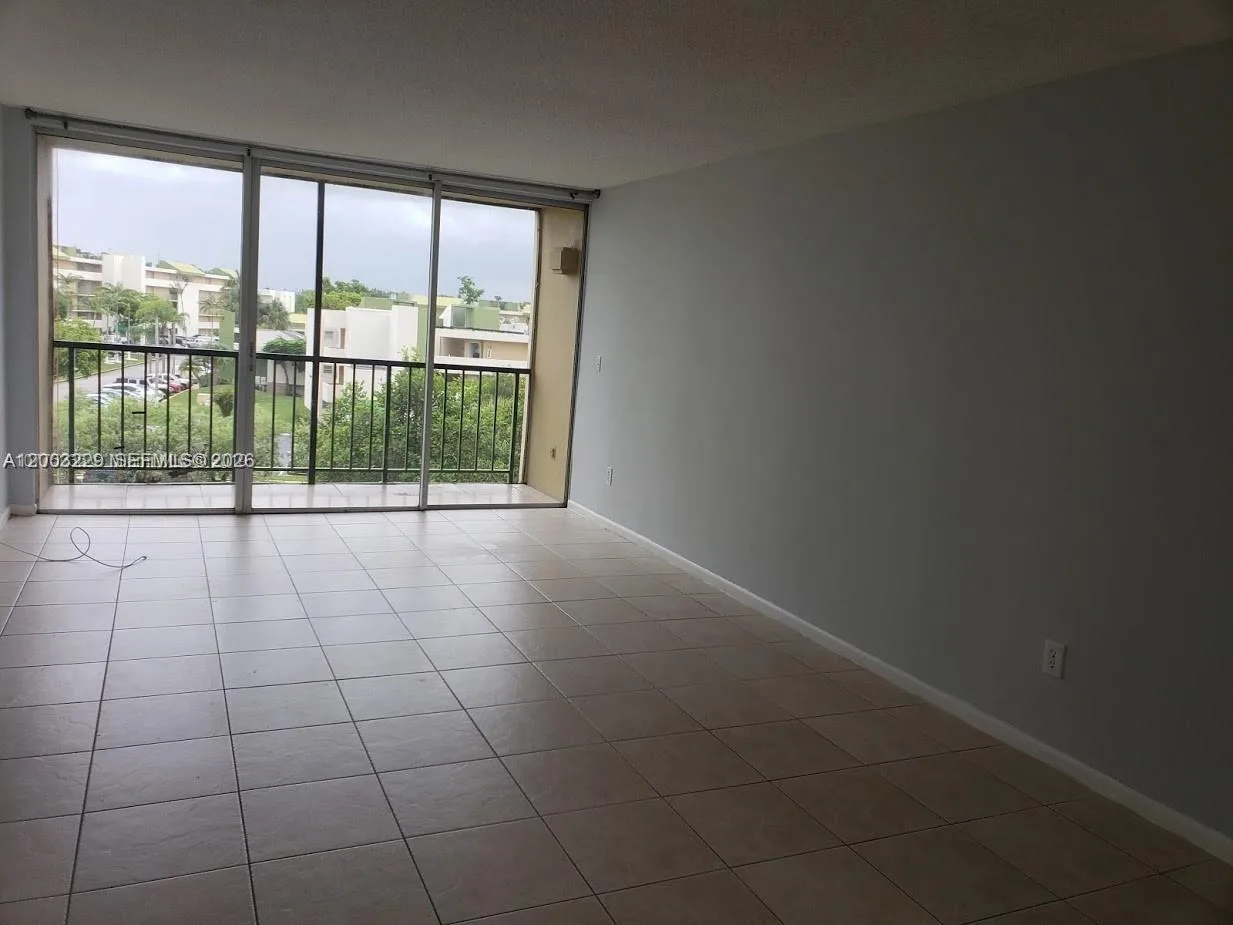 8840 Fontainebleau Blvd # 402, Miami, FL 33172