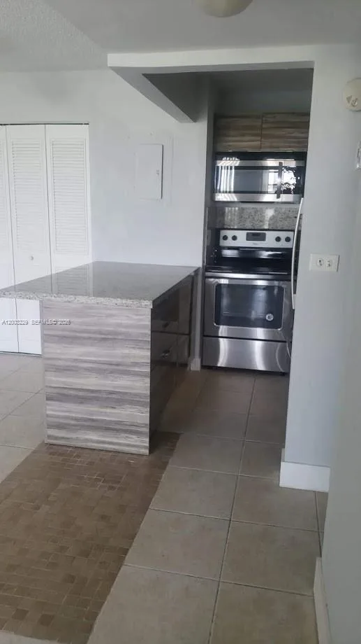 8840 Fontainebleau Blvd # 402, Miami, FL 33172 photo 3
