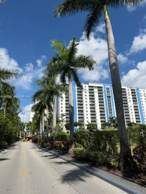 5091 NW 7th St # 1008, Miami, FL 33126