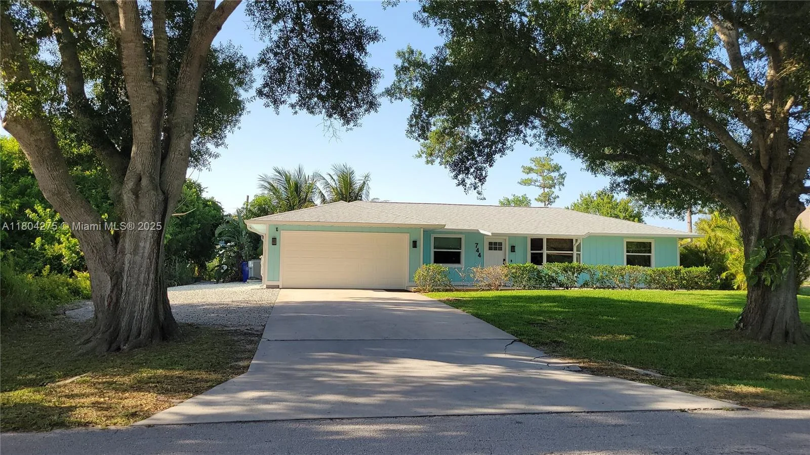 744 Lake Dr, Sebastian, FL 32958 photo 2