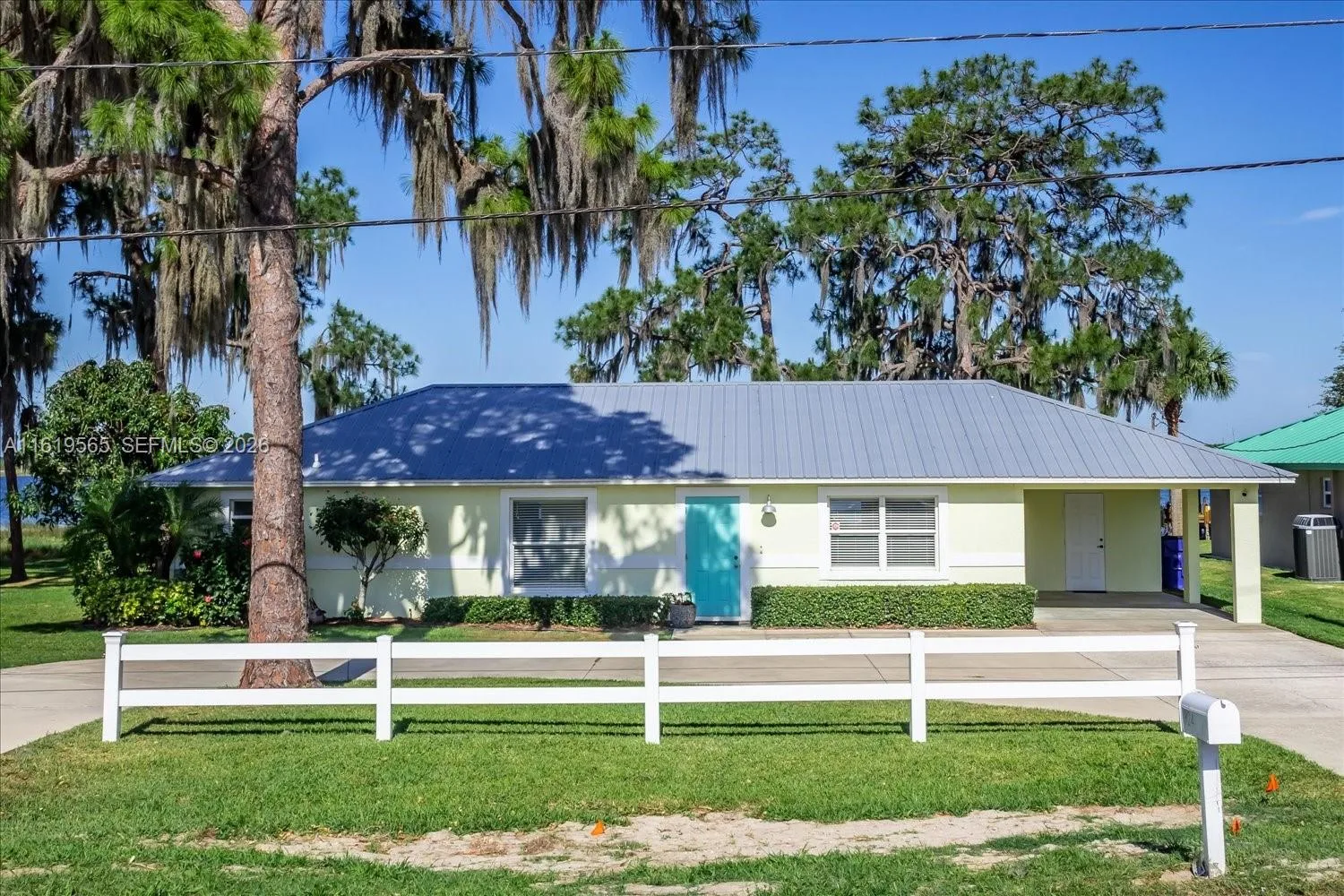924 Lake Dr E, Lake Placid, FL 33852 photo 2
