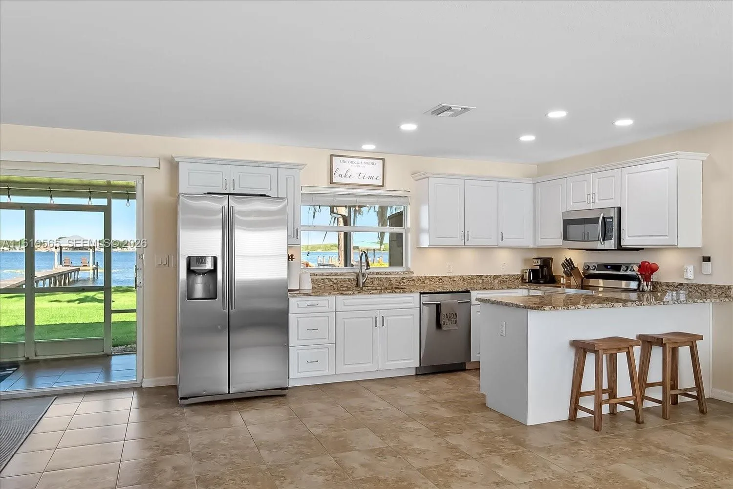 924 Lake Dr E, Lake Placid, FL 33852 photo 6
