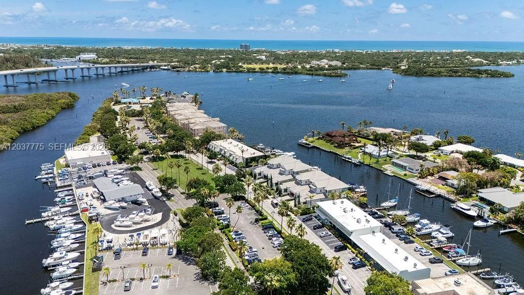 23 Royal Palm Pt # B, Vero Beach, FL 32960