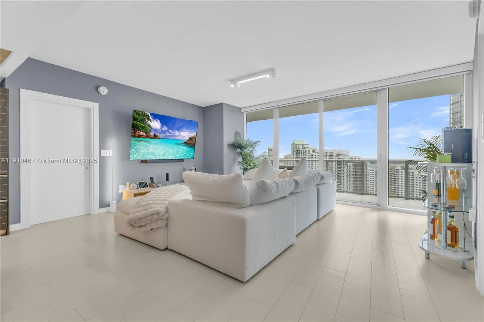 200 Biscayne Boulevard Way # 3907, Miami, FL 33131
