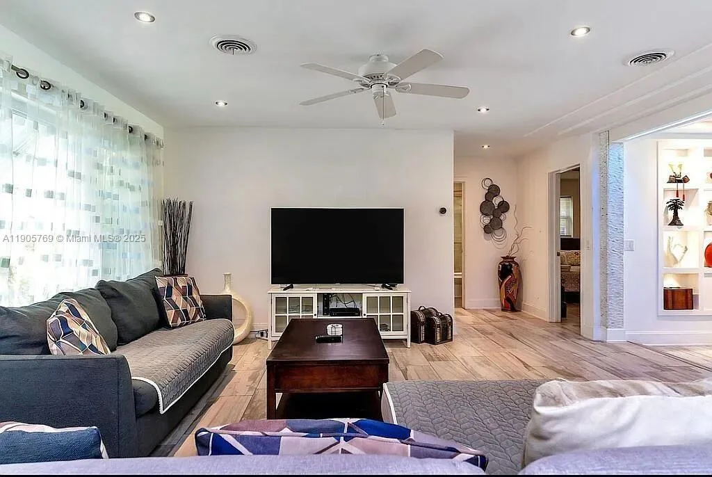 4521 NE 15th Ter, Oakland Park, FL 33334 photo 4