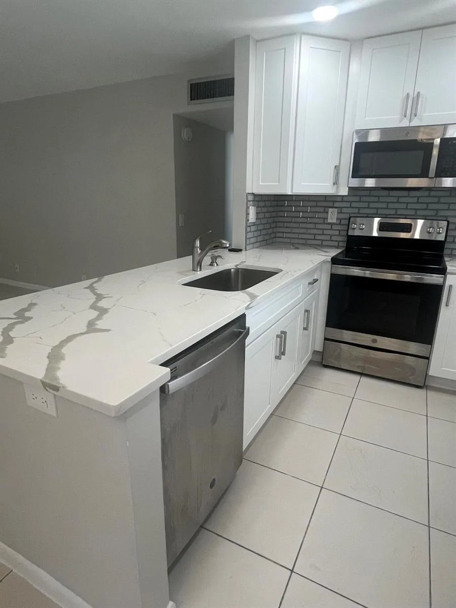 93 Normandy B, Delray Beach, FL 33484 photo 5