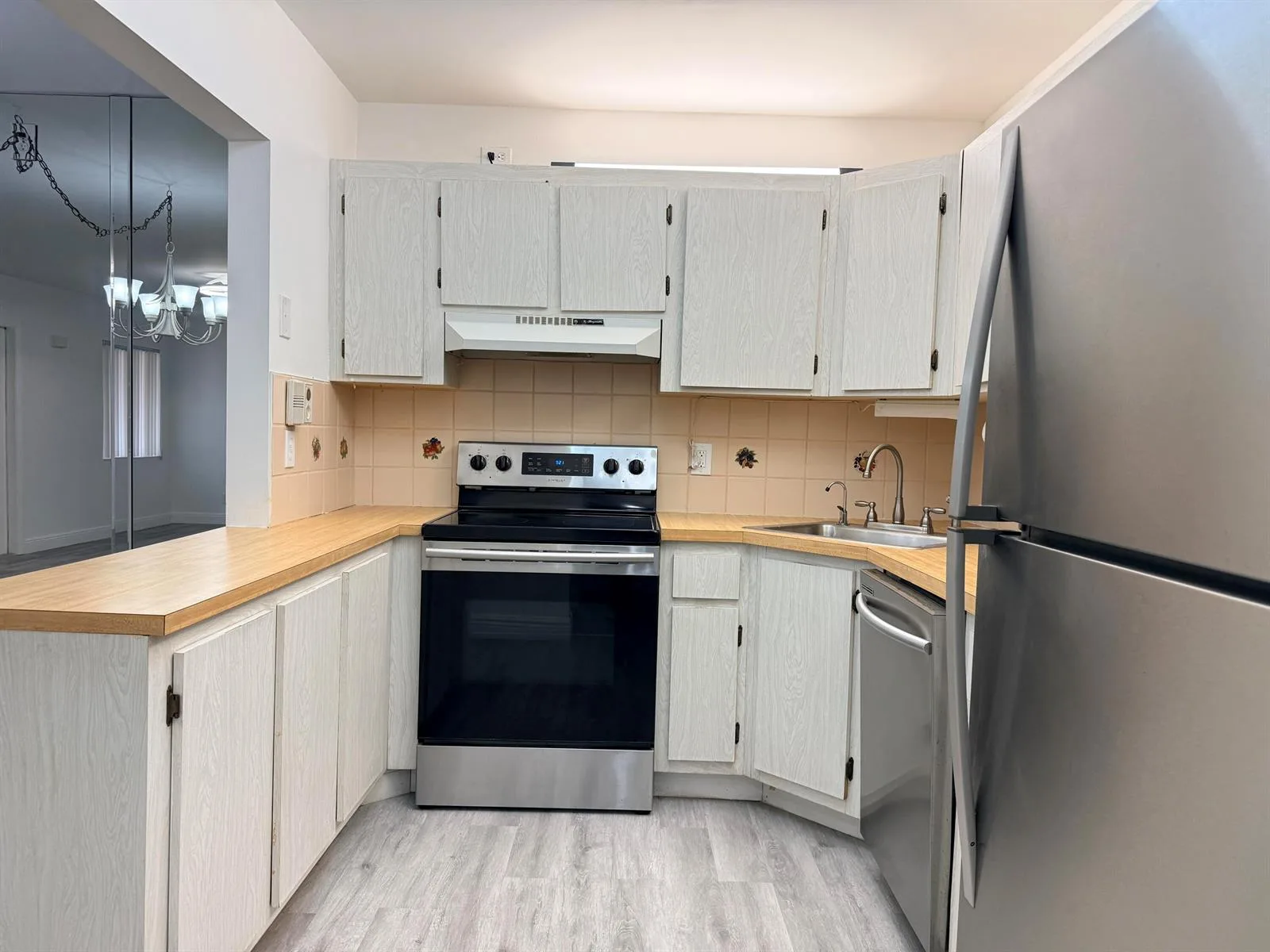 318 Knotty Pine Circle # D-2, FL 33463 photo 3