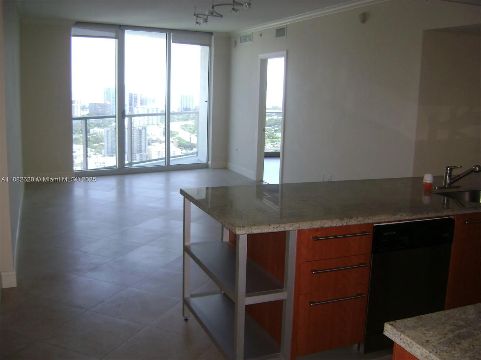 185 SW 7th St # 3302, Miami, FL 33130 photo 3