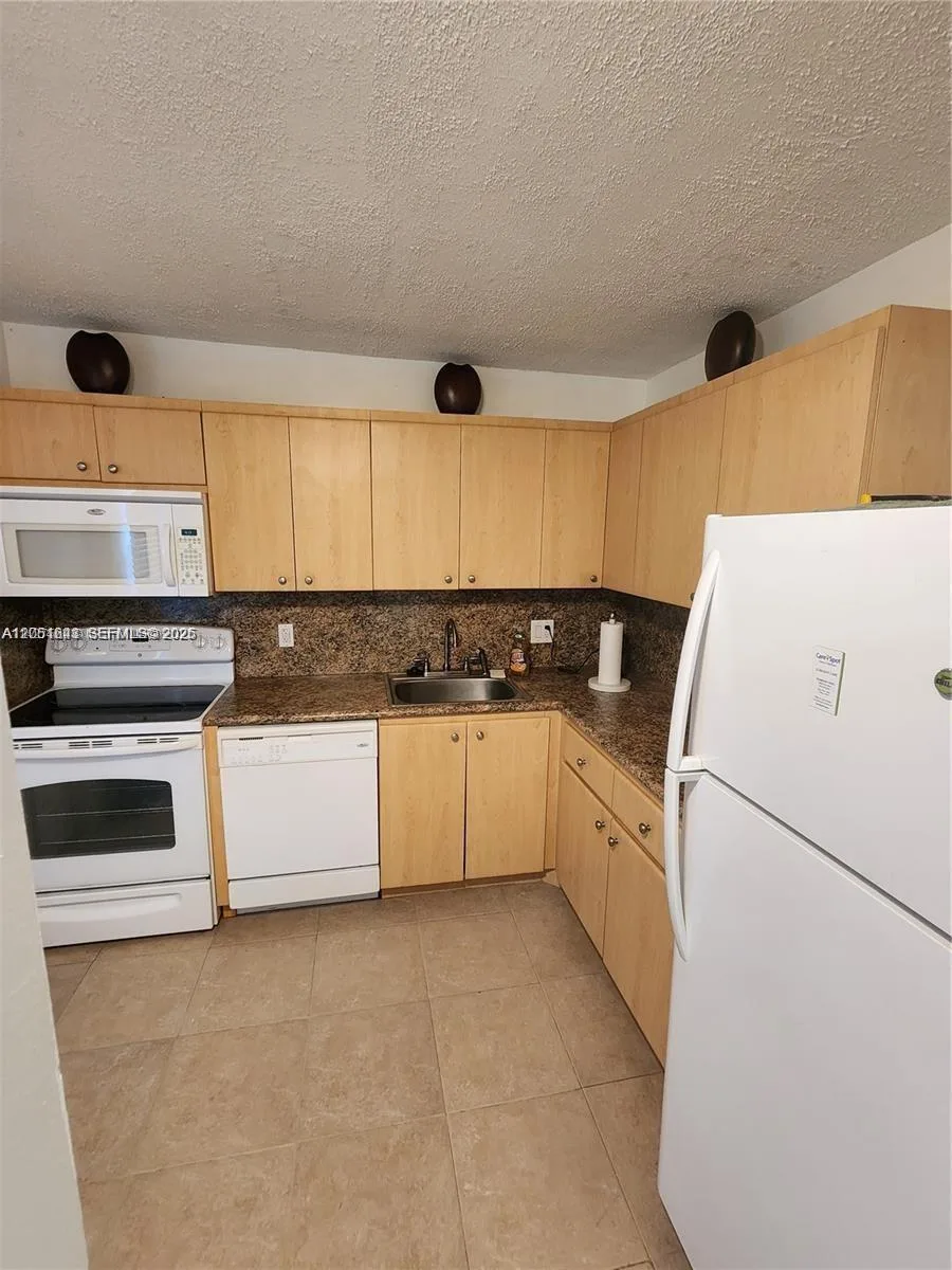 950 Hillcrest Dr # 102, Hollywood, FL 33021 photo 5