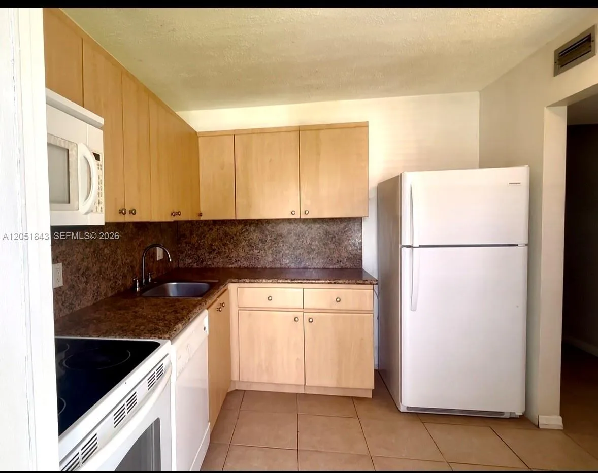 950 Hillcrest Dr # 102, Hollywood, FL 33021 photo 6