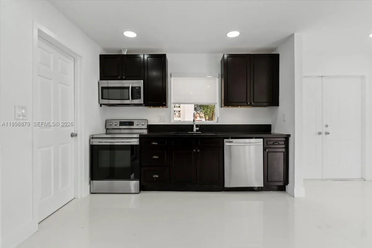 1910 NW 36th St, Oakland Park, FL 33309 photo 11