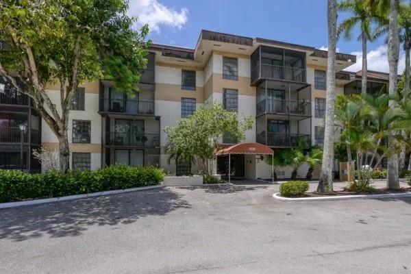 5530 NW 44th Street # 211c, Lauderhill, FL 33319