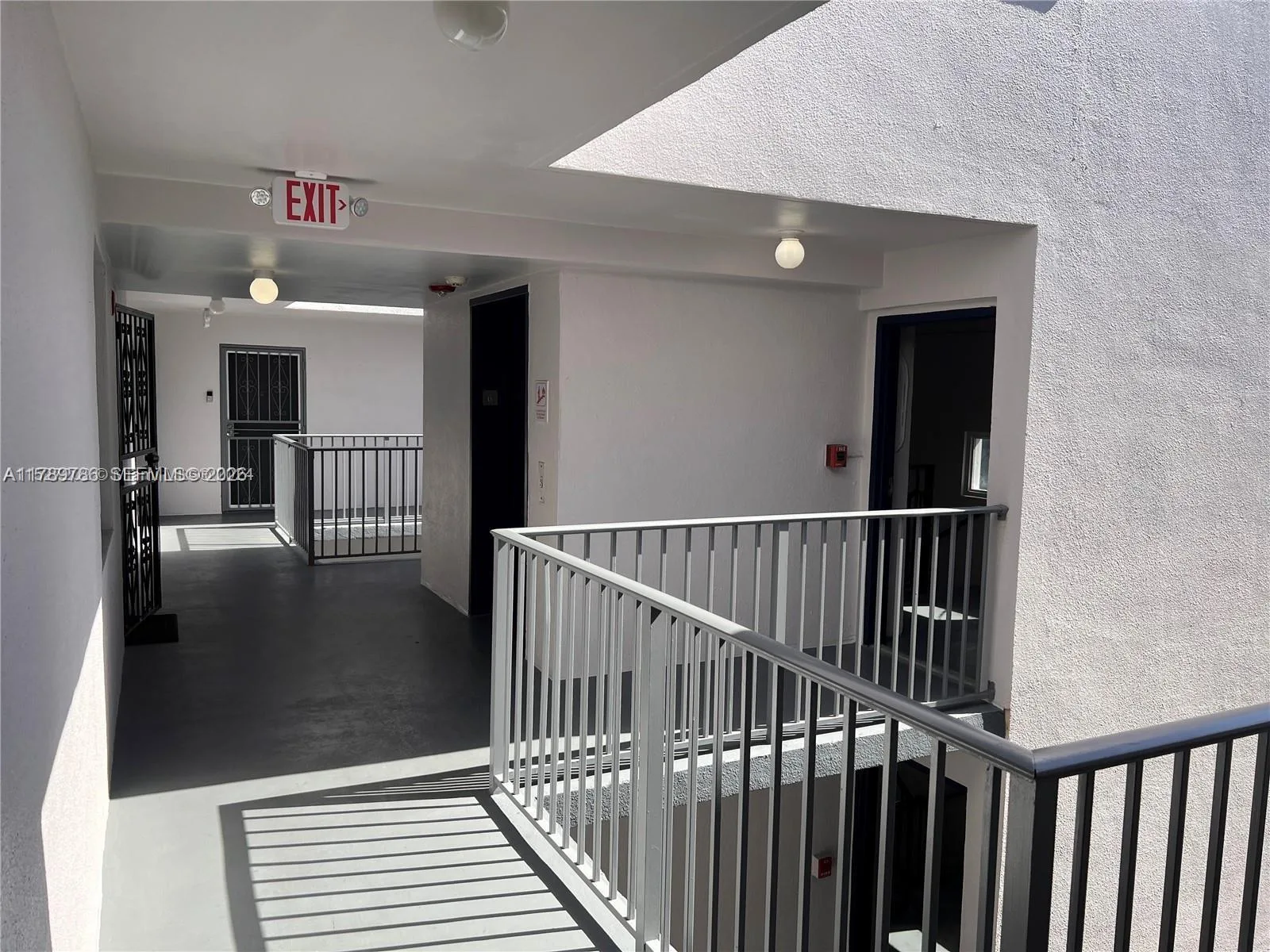 546 SW 1st St # 611, Miami, FL 33130 photo 2
