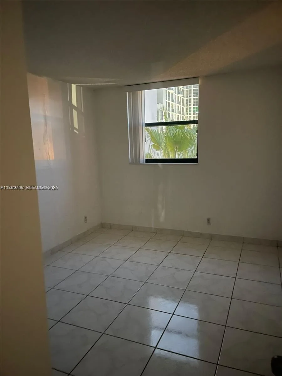 546 SW 1st St # 611, Miami, FL 33130 photo 8