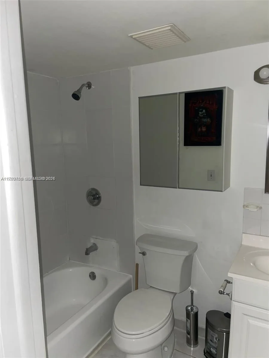 546 SW 1st St # 611, Miami, FL 33130 photo 9
