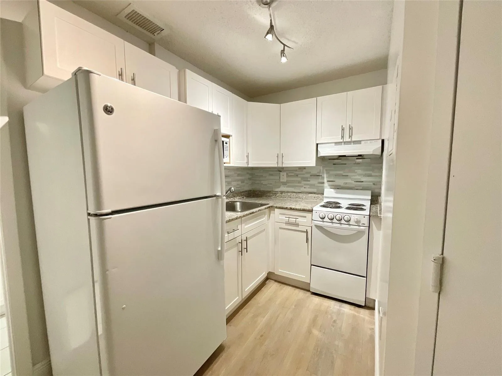 9517 Fontainebleau Boulevard # 521-428, Miami, FL 33172 — zdjęcie 3