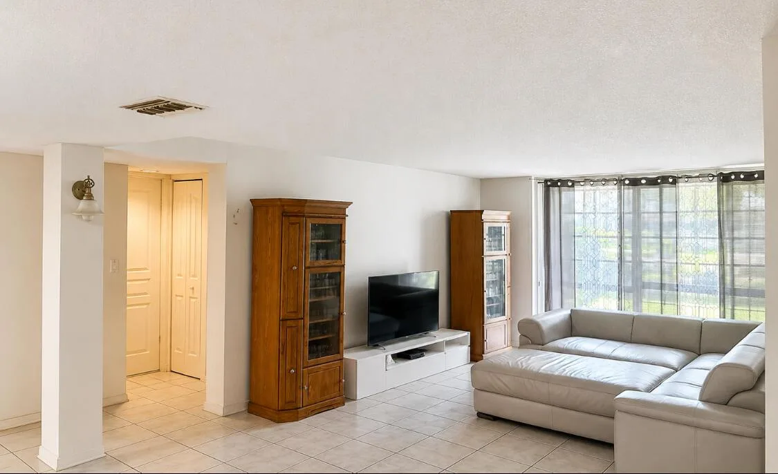 3740 INVERRARY Drive # 1E, Lauderhill, FL 33319