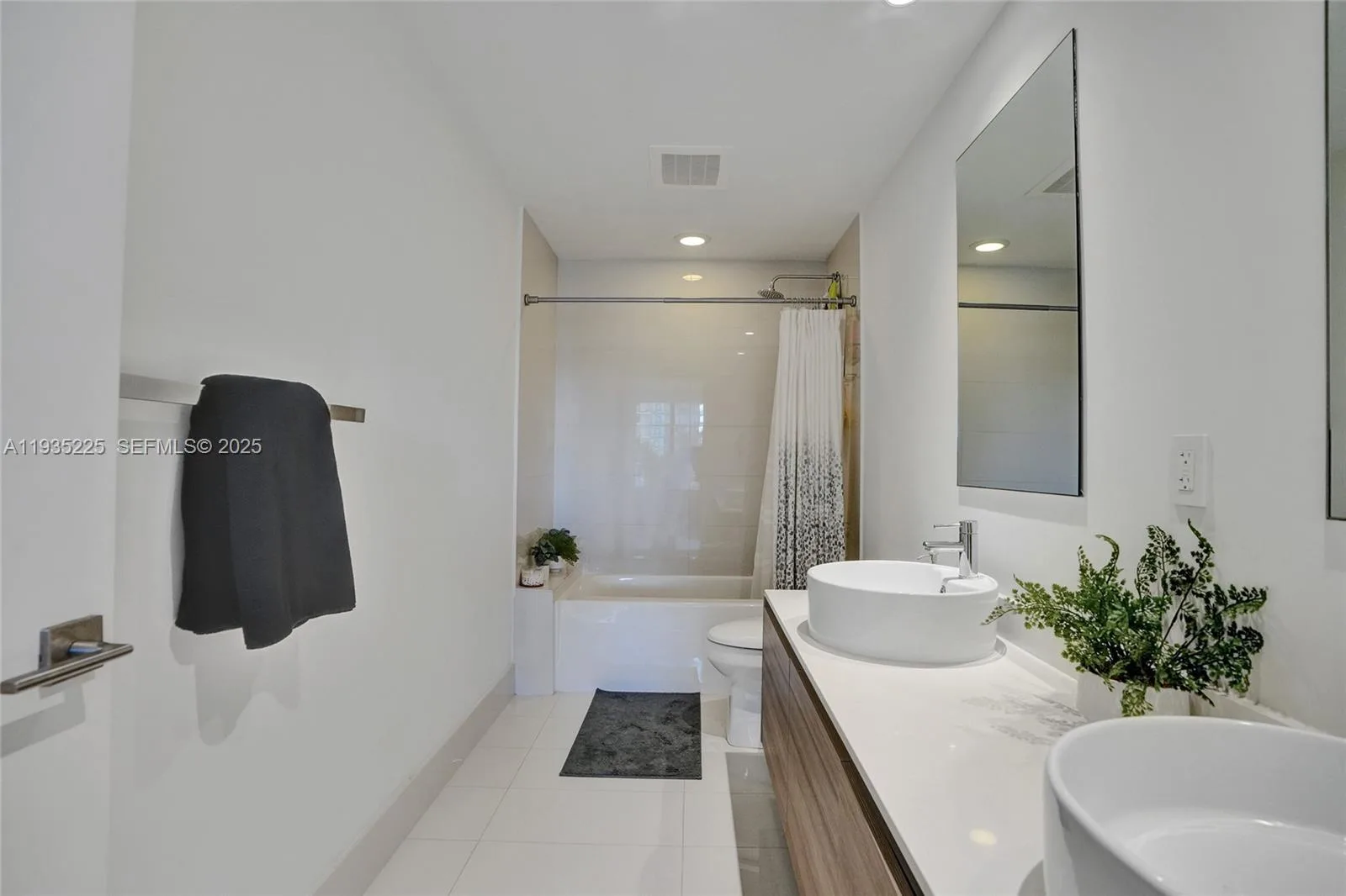 121 NE 34th St # 902, Miami, FL 33137 photo 3