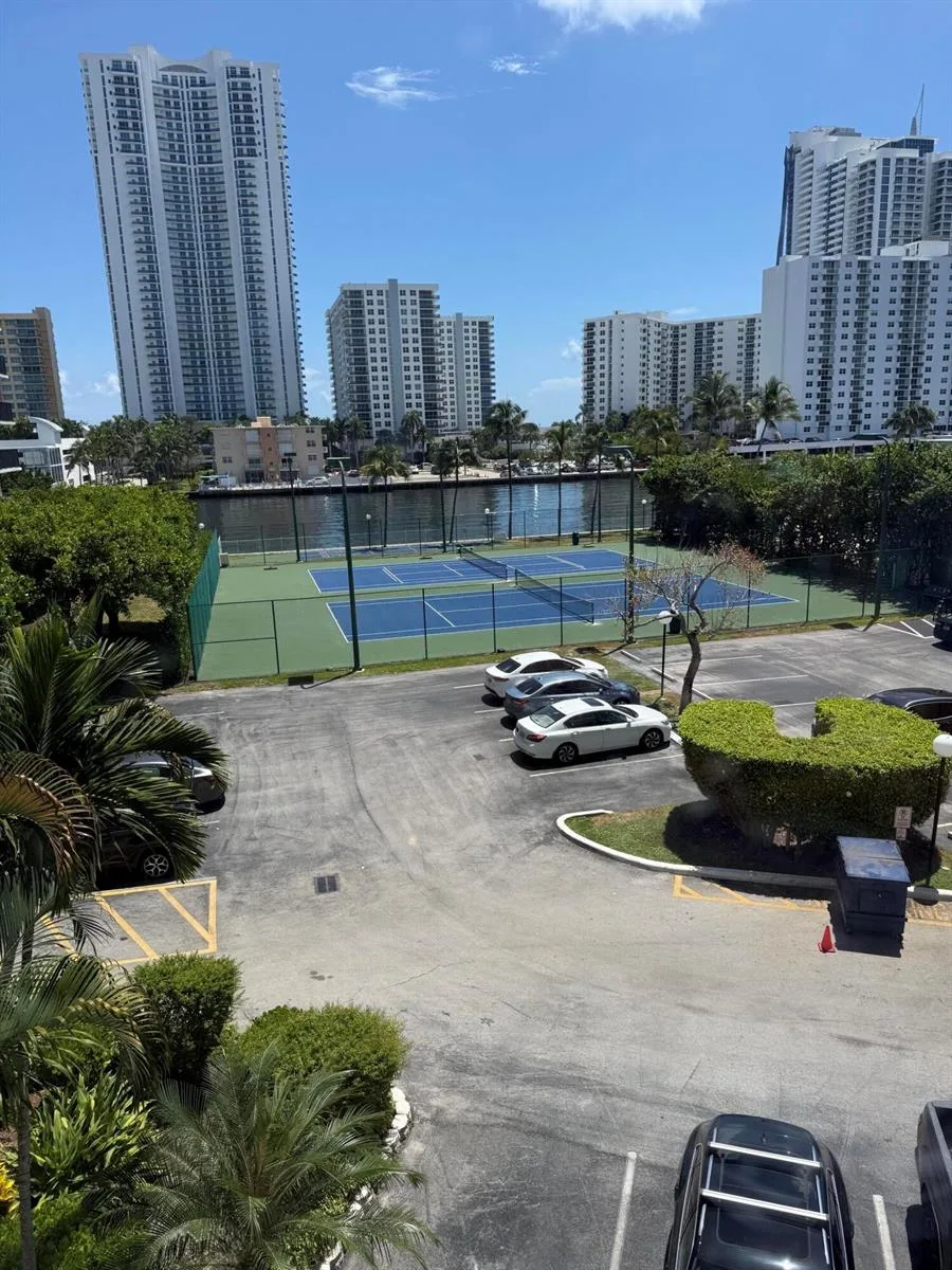 1000 PARKVIEW Drive # 424, Hallandale Beach, FL 33009