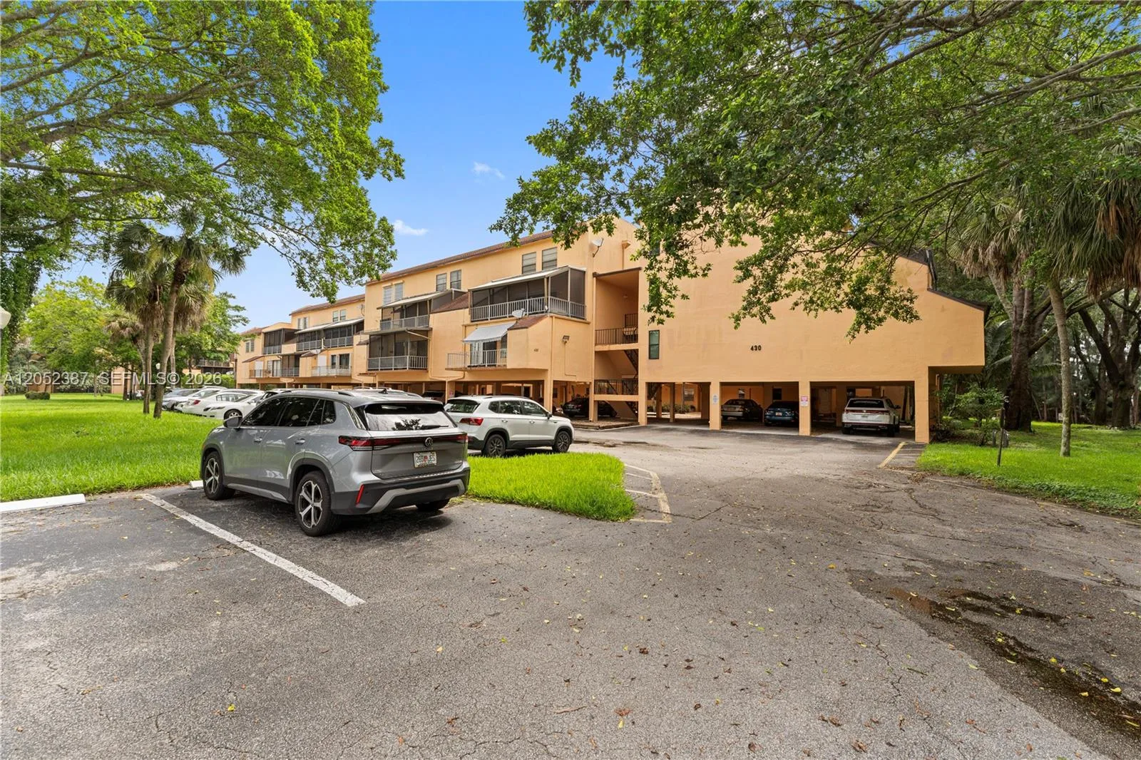 430 Commodore Dr # 310, Plantation, FL 33325 photo 2