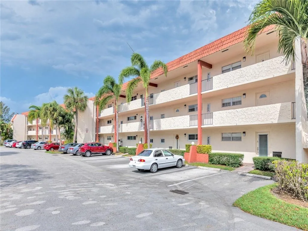 9800 N Hollybrook Lake Drive # 202, Pembroke Pines, FL 33025