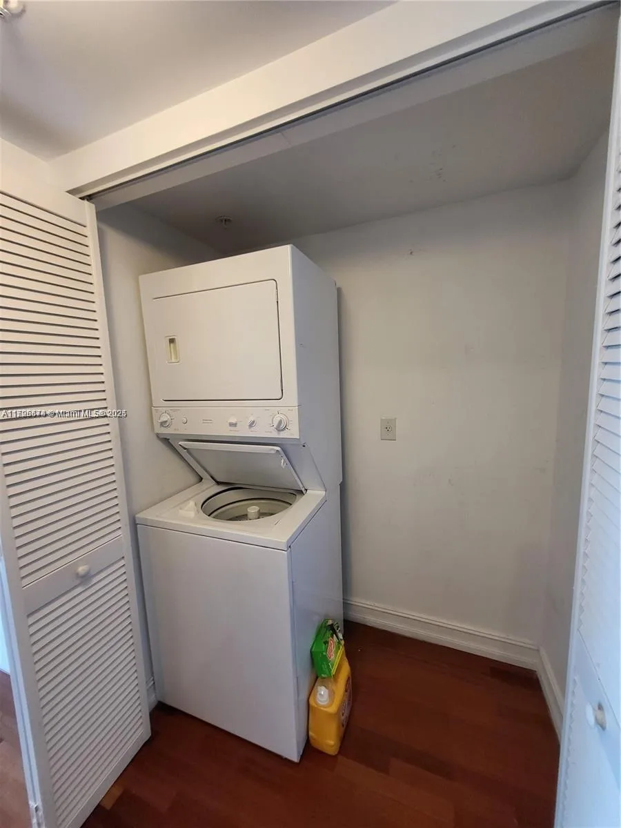 31 SE 5th St # 2409, Miami, FL 33131 photo 10