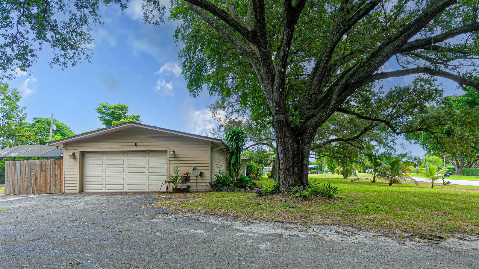 4511 E Country Club Circle, Plantation, FL 33317 photo 13
